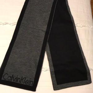 Like new Men’s Calvin Klein scarf reversible
